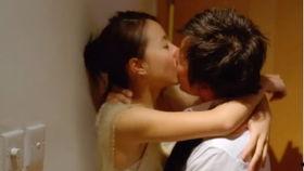 美女视频吻戏床,美女视频中的浪漫床吻戏瞬间